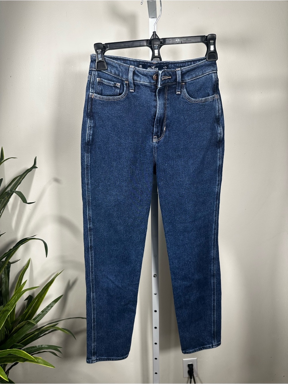 J188. Hollister Ultra High-Rise Mom Jeans W24 L25 Vintage Stretch Dark Wash